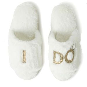 DEARFOAMs White Women’s “I Do” Open Toe Bridal Slippers size Large